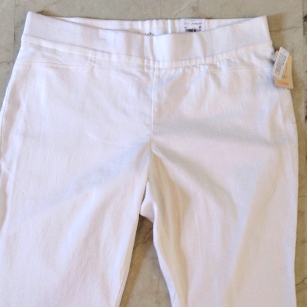 ST Johns Bay casual dress Capri pants.